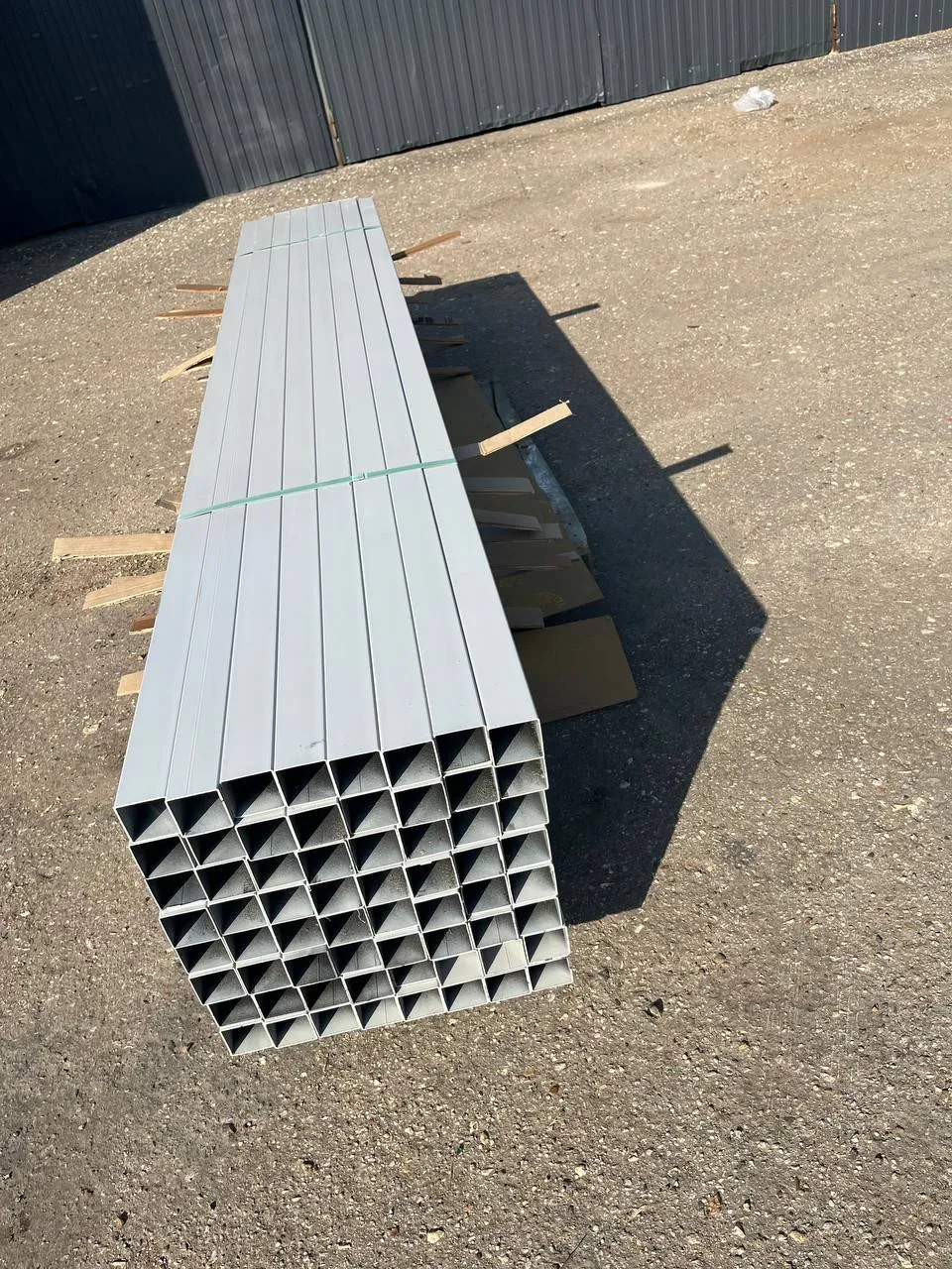 Купить Столб для забора 60х60х1,5 мм 3 м сигнальный серый RAL 7004